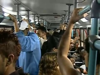 Usuários convivem com a superlotação no transporte público Usuários convivem com a superlotação no transporte público