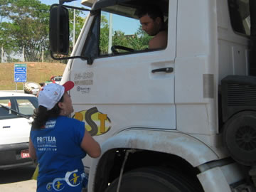 Motoristas e pedestres foram alvo de panfletagem
